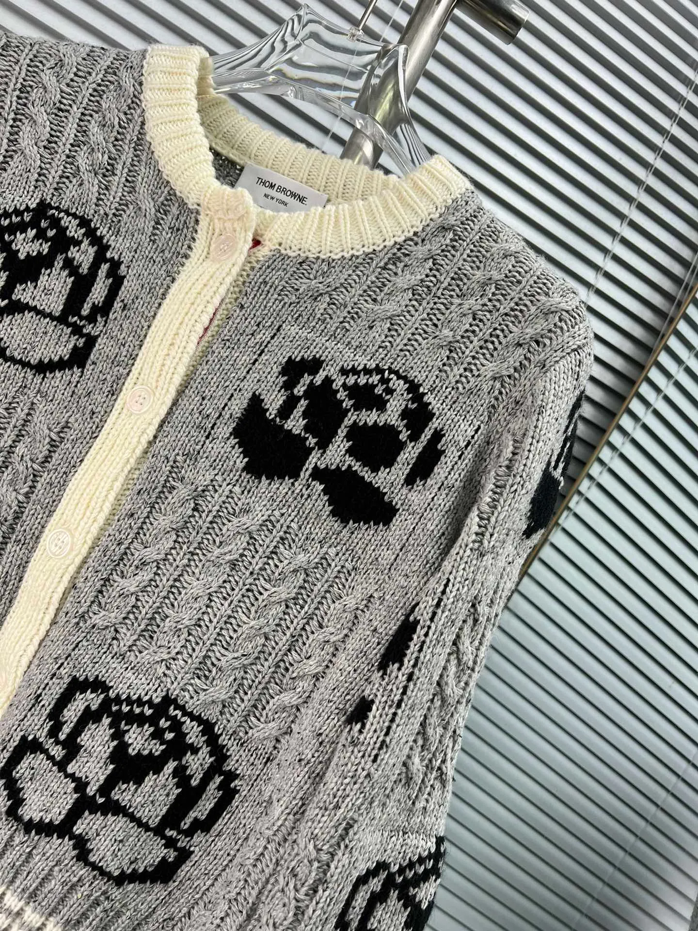 THOM BROWNE New Arrival 𝐃𝐞𝐭𝐚𝐢𝐥 ： TB ， ， ， ， ooookkkkkk ， ， ， ， T look jue 📍𝐂𝐨𝐥𝐨𝐮𝐫 ： 🆚Gray 📍𝐒𝐢𝐳𝐞Size：0.1.2 (S.M.L)